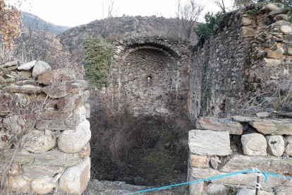 Imatge de les restes de Sant Esteve del Pont, a Castellciutat, que pateix un important deteriorament.