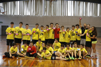 Jugadores de la base del Handbol Pardinyes muestran sus teléfonos móviles con la aplicación.