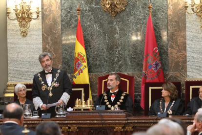 La fiscal general, Felipe VI y la ministra de Justicia escuchan el discurso de Carlos Lesmes (en pie).