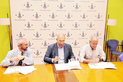 A la izquierda, momento de la firma del convenio en la UdL. A la derecha, la presentación de la nueva cooperativa.