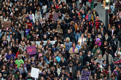 Una auténtica marea lila inundó de reivindicaciones la Rambla d’Aragó.