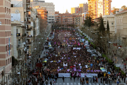 La multitudinària marxa feminista a Lleida.