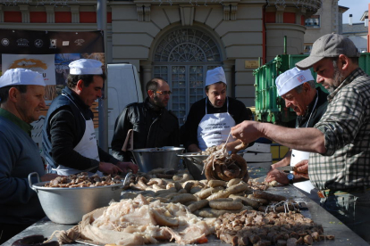  La Germandat es la encargada de preparar la tradicional ‘escudella’ de Sant Antoni.