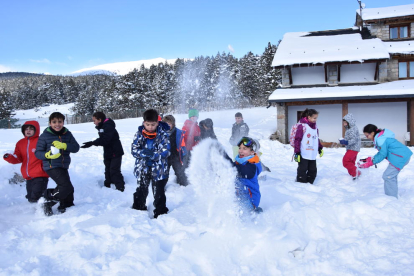Nens jugant amb la neu, ahir a l’estació de Lles de Cerdanya.