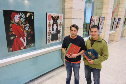 L’artista Narcís Gironell i l’escriptor i periodista Martí Gironell, ahir a la Biblioteca Pública de Lleida.