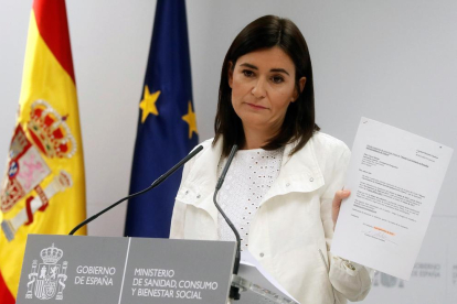 La ministra de Sanidad, Carmen Montón, exhibiendo documentos de su máster, ayer.