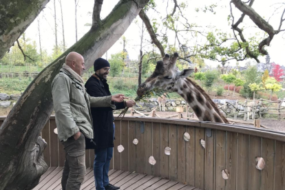 Steffen, el anfitrión belga de Pou, le muestra el zoo donde trabaja.