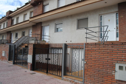 Imatge de l’habitatge en què va tenir lloc l’agressió. A la dreta, la porta amb el vidre trencat.