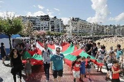 Desenes de milers de bascos uneixen les capitals en favor del dret a decidir