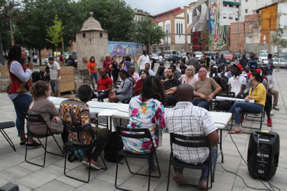 Decenas de personas asistieron al acto en la plaza del Dipòsit. 