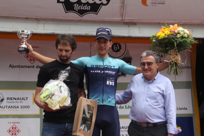 Francisco García, vencedor d’etapa, amb Ros i Escobar.