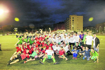 La plantilla del Balàfia, ayer celebrando el ascenso a Segunda Catalana con su afición tras derrotar al Angulària.