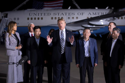 El president dels EUA, Donald Trump, rep els presos alliberats per Corea del Nord.