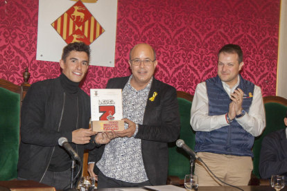 Marc Màrquez va ser rebut a la Paeria per Royes i Gerard Figueras, secretari general d’Esports.