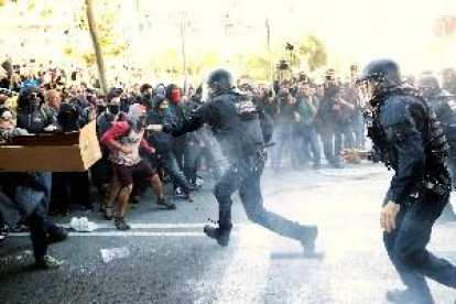 Los Mossos cargan contra CDR que intentaban alcanzar la manifestación de policías
