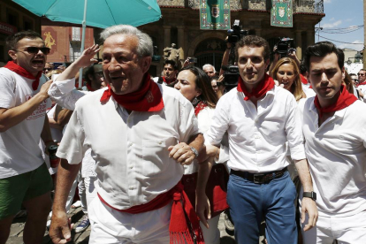El popular Pablo Casado, ayer, mientras era increpado ante el ayuntamiento de Pamplona.