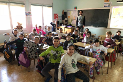 Los escolares de Agramunt fueron ayer con pijama al colegio.