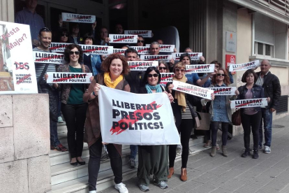 Protesta - Un grup de funcionaris lleidatans es van concentrar ahir, com cada setmana, a l’Alberg de Joventut de Lleida per mostrar el rebuig al 155 i exigir la posada en llibertat dels polítics empresonats i la restitució del Govern.