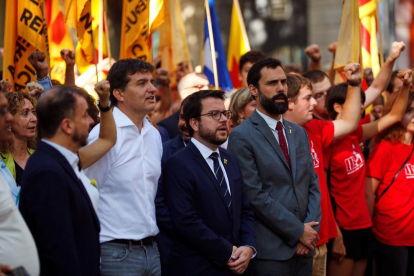 Pere Aragonés (c) acompañado de Roger Torrent (d) y Sergi Crebià durante una ofrenda floral al monumento a Rafael Casanova en Barcelona con motivo de la celebración de la Diada de Cataluña.