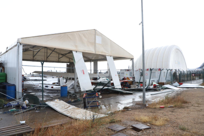 El viento azotó el aeropuerto de Alguaire derribando módulos prefabricados e incluso destrozó parte de un hangar hinchable.