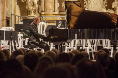 El pianista Santi Riu, hermano del homenajeado, abrió el domingo la velada con tres piezas de Bach.