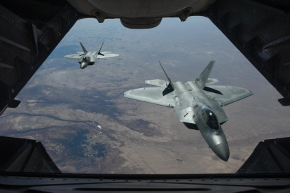 Aviones de combate estadounidenses sobrevolando Siria.