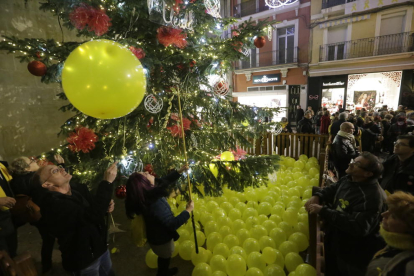 Els cantaires, ahir al costat d’Advocacia per la Democràcia, van tenyir de groc l’arbre de la Paeria.