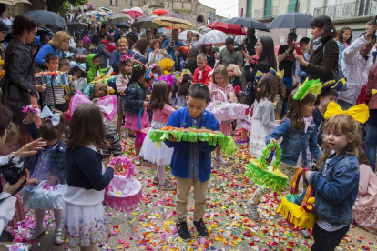 Los niños participantes en la fiesta del Corpus en Guissona. 