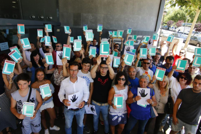 Imagen tomada en verano de una protesta de profesores de autoescuelas de Ponent frente a la DGT.