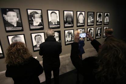 El degoteig de visitants va ser constant durant tot el matí d’ahir al Museu de Lleida per veure la polèmica sèrie fotogràfica.