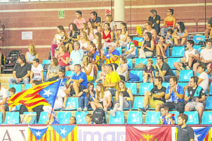 Lluís Tomàs evita el gol en un disparo de Pablo Álvarez. Oruste, Andreu y Cañellas celebran el gol que fue anulado. Medio centenar de seguidores animaron a los listados.