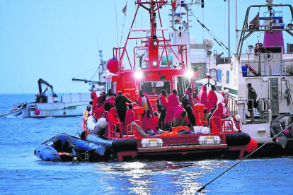 Salvament Marítim i Guàrdia Civil traslladen els tripulants de dos pasteres rescatades.