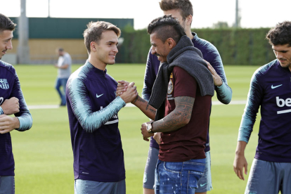 Paulinho saluda a Denis Suárez antes del entrenamiento del FC Barcelona en la Ciutat Esportiva.
