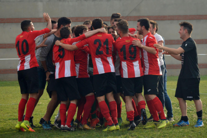 Los futbolistas del Puigvertenc celebran el pase a la final del Pepito Esteve, ayer en Ponts.