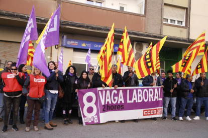 Concentració de treballadors davant de l’empresa Eulen.