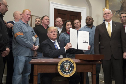 Trump firma el decret que imposa aranzels a l’acer i a l’alumini.