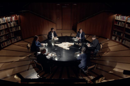 Jordi Évole i els cinc presidents, al voltant de la taula.