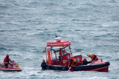 Un equipo subacuático rescatando los restos de Andrea Domínguez.
