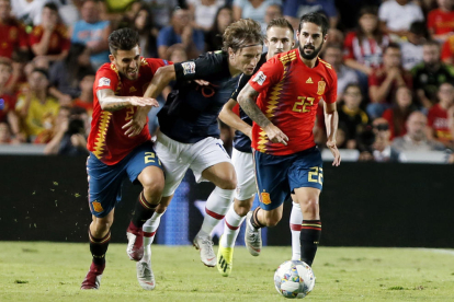 Ceballos e Isco intentan frenar al croata Luka Modric, compañero de vestuario en el Madrid.