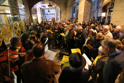 Els cantaires es reuneixen a la plaça de la Paeria, a Lleida, per reivindicar l’alliberament dels presos.