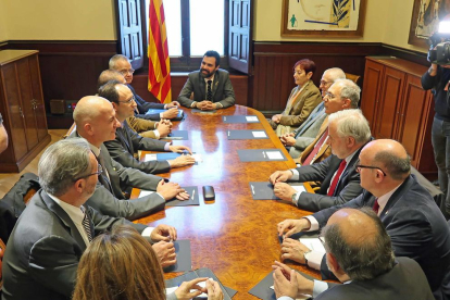 El presidente del Parlament, Roger Torrent, se reunió ayer con rectores de las universidades catalanas. 