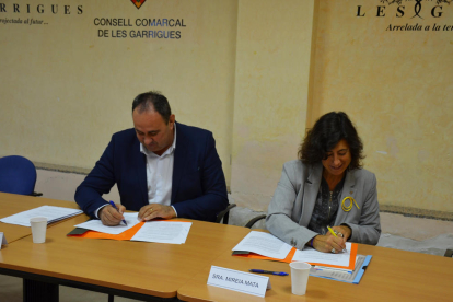 La firma de l’acord entre consell i Generalitat ahir.