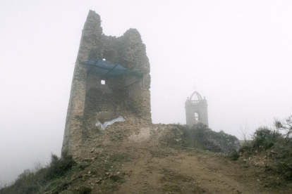 El desprendimiento de piedras en la torre ha obligado a actuar.