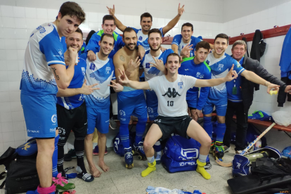 Los jugadores del Lleida Llista celebran en el vestuario la victoria en Lloret, la sexta de la temporada.