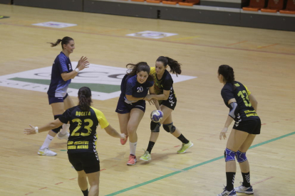 Victoria Alférez, de l’Associació Lleidatana, intenta superar una jugadora del Joventut de Mataró.