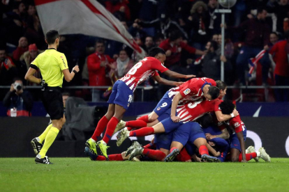 Los jugadores del Atlético de Madrid celebran el tanto de la victoria, obra de Godín.