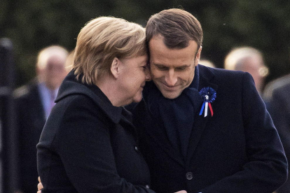 La canciller Angela Merkel y el presidente francés, Emmanuel Macron, ayer, en Compiegne.