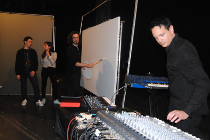 Marc Marzenit y Albert Barqué llevaron a cabo ayer un ensayo de su espectáculo en L’Amistat. 