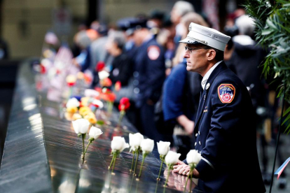 Participantes en el homenaje a las víctimas del 11S, ayer, en Nueva York.
