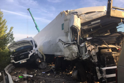 En el accidente mortal en Ribera d'Ondara se vieron implicados dos camiones y una furgoneta de servicio técnico.